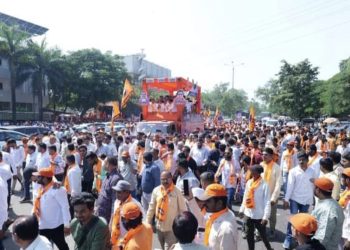 दिग्गजांनी शक्तिप्रदर्शन करीत भरले अर्ज