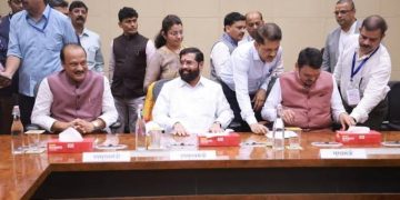 मुख्यमंत्री फडणवीस यांची पहिल्या फाईलवर पहिली सही