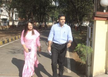 नो व्हेइकल डे म्हणत “त्यांचा” पायी प्रवास