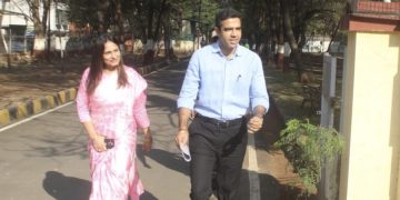 नो व्हेइकल डे म्हणत “त्यांचा” पायी प्रवास