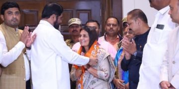 कॉग्रेसचा पंजा सोडत हेमलता पाटील ‘शिवसेनेत’