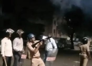 नाशिकमध्ये मध्यरात्री पोलिसांवर दगडफेक