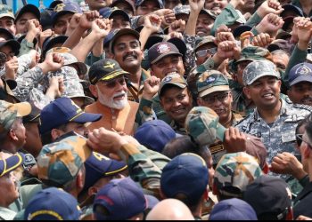 पंतप्रधान मोदींची अचानक आदमपूर हवाई तळाला भेट 