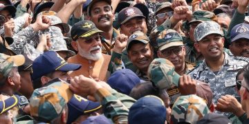 पंतप्रधान मोदींची अचानक आदमपूर हवाई तळाला भेट