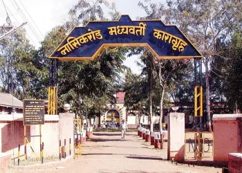 नाशिक पोलिसांची गुन्हेगारांसोबत पार्टी….