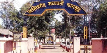 नाशिक पोलिसांची गुन्हेगारांसोबत पार्टी….