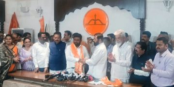राहुल दिवेंनी कॉग्रेसला बाय-बाय करत हाती घेतला धनुष्यबाण