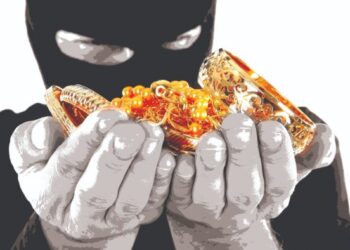 नाशिकमध्ये भर वस्तीत सराफ दुकानावर दरोडा, 30 तोळे साेने लुटले