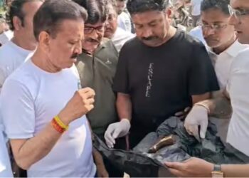 नाशिकमध्ये मंत्री महाजनांना नदी स्वच्छता मोहिमेदरम्यान सापडली पिस्तूल