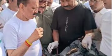 नाशिकमध्ये मंत्री महाजनांना नदी स्वच्छता मोहिमेदरम्यान सापडली पिस्तूल