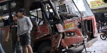 “अशोकामार्ग” परिसरात एसटी बस झाडावर आदळली