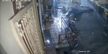 त्र्यंबकेश्वरला वादळी वाऱ्याने पत्रे उडून भाविकांच्या अंगावर कोसळले, ३ जण जखमी