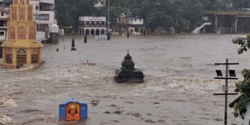 नाशिकला महापूराचा धोका! दुतोंड्या मारुतीच्या मानेपर्यंत पाणी