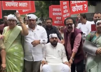 ठाकरे गटाचे व्हीलचेअरवर तर राष्ट्रवादीचे नगरसेवक रुग्णवाहिकेतून महापालिकेत