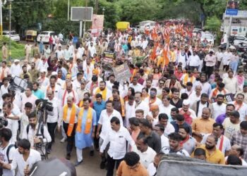 जामनेरचा ‘खड्डे महाकाल’ बाहेर काढा, तरच नाशिककरांचे भवितव्य सुधारेल 