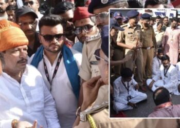 नाशकात विसर्जन         मिरवणुकीदरम्यान पोलिसांविरोधात घोषणाबाजी आणि ठिय्या