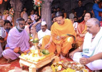 त्र्यंबकेश्वरमध्ये 31 फूट सिंहस्थ ध्वजस्तंभाचे पूजन